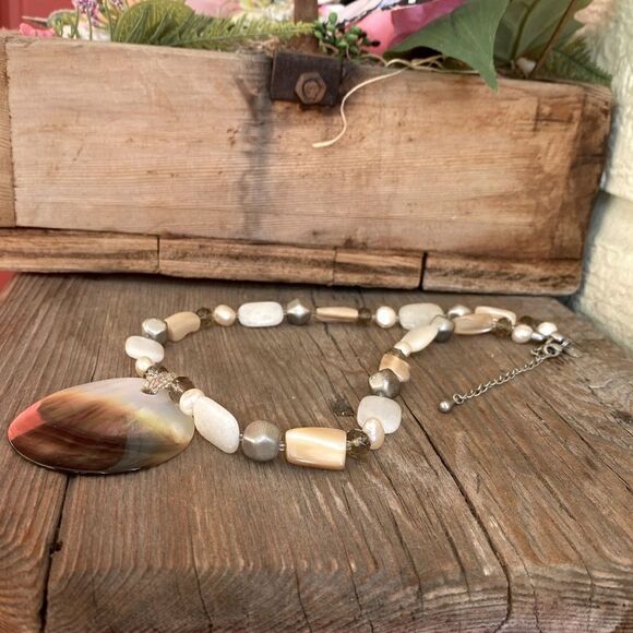 💍BUNDLE OF TWO IRIDESCENT SHELL & BEAD NECKLACES. Good Pre-Loved Condition. - Picture 3 of 7